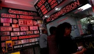 مكتب صرافة في إسطنبول- رويترز