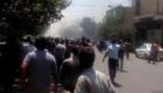 متظاهرون إيرانيون غاضبون يهاجمون حوزات الملالي في طهران