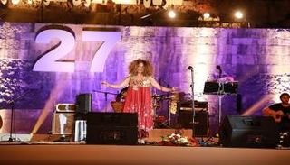 المطربة التونسية غالية بن علي تغني في قلعة صلاح الدين