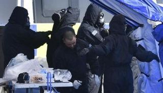 الشرطة البريطانية أثناء تفقد موقع تسمم الجاسوس الروسي- أرشيفية