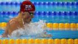 البريطاني آدم بيتي يحطم رقما قياسيا عالميا في السباحة