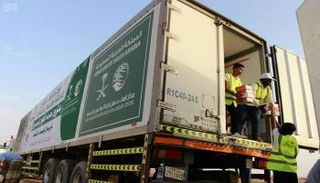 مركز الملك سلمان للإغاثة يوزع وجبات غذائية على الحجاج اليمنيين 