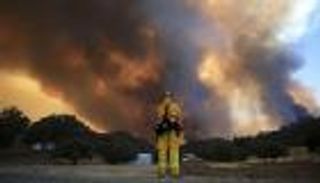 بالصور.. اتساع نطاق حرائق غابات كاليفورنيا رغم جهود رجال الإطفاء