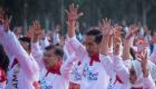 بالصور.. رئيس إندونيسيا يرقص "البوكو بوكو"