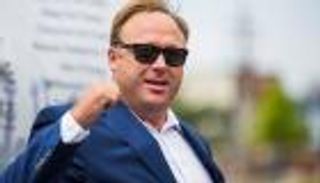 أبل تحذف معظم مقاطع أليكس جونز من iTunes