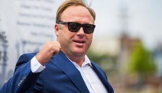 المذيع الأمريكي أليكس جونز 