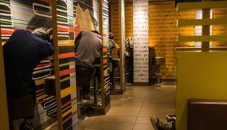 أشخاص ينامون في مطعم ماكدونالدز