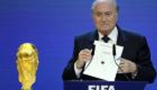 بلاتر يغسل يده من فضيحة تنظيم قطر لمونديال 2022