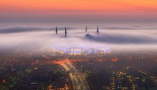 مسجد الشيخ زايد في أبوظبي بين الضباب