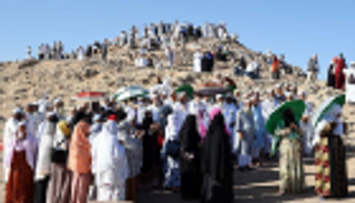 بالصور.. الحجاج يبدأون رحلتهم الإيمانية بزيارة المعالم التاريخية