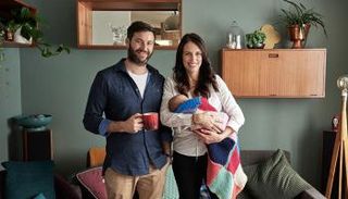 رئيسة وزراء نيوزيلندا جاسيندا أرديرن مع زوجها والمولود