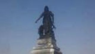 محتجون إيرانيون يحرقون مجسما لـ"سلمان الفارسي" نكاية في نظام الملالي