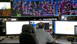 مهندس في غرفة تحكم في شركة كهرباء بكاليفورنيا