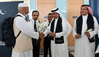 مطار الأمير محمد بن عبدالعزيز الدولي يستقبل الحجاج بالورود والهدايا