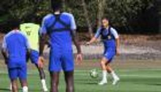 هازارد يرضخ للبقاء في تشيلسي