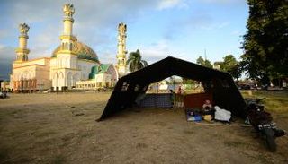 آلاف السياح يغادرون جزيرة لومبوك الإندونيسية إثر زلزال مدمر