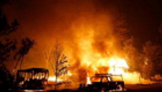 كاليفورنيا تصارع أكبر الحرائق في تاريخها وترامب يعد بالمساعدة