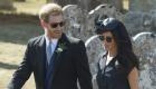 بالفيديو.. "ثقب" في حذاء الأمير هاري