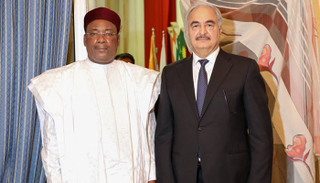 خليفة حفتر ورئيس النيجر محمد اليوسفو