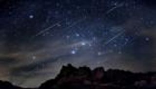 ألعاب نارية طبيعية تضيء سماء العرب في 10 أغسطس