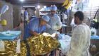 الإمارات تتكفل بعلاج طفل يمني أصيب برصاص الحوثيين