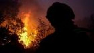 الدخان الكثيف يغطي شواطئ جنوب البرتغال وسط حرائق مستعرة