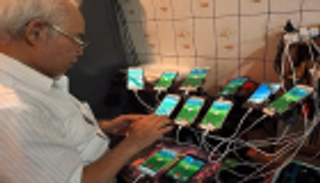 بالصور.. سبعيني مهووس بلعبة بوكيمون يستخدم 11 هاتفا