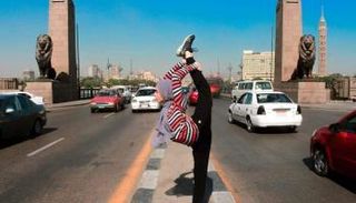 فتاة تمارس فن 