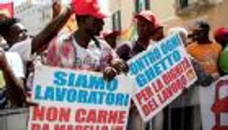 عمال طماطم بإيطاليا يحتجون على تدني الأجور