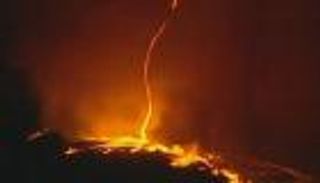 "عمود النار".. ظاهرة نادرة في قرية بريطانية