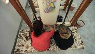 نساء إيزيديات يعملن في مصنع للسجاد بدهوك العراقية