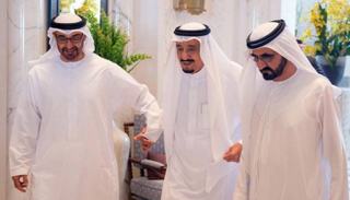 الملك سلمان يتوسط الشيخ محمد بن راشد والشيخ محمد بن زايد