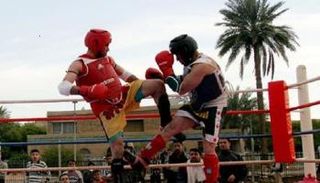 لاعبان يمارسان المو تاي 