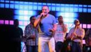 بالصور.. المطرب الشعبي دياب يتألق في حفل ببورتو مطروح