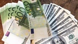 خسائر اليورو تتزايد مع مكاسب قوية للدولار