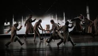 مشهد من العرض في مهرجان بيت الدين