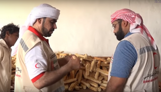 ممثلا الهلال الأحمر الإماراتي في أحد المخابز