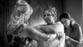 بالصور.. أول أتيليه في إيطاليا لفساتين زفاف الممتلئات فقط