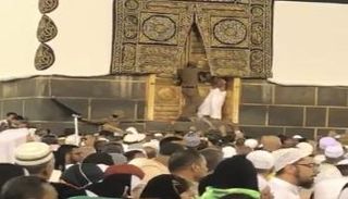 الأمن يلقي القبض على شخص قفز إلى عتبة باب الكعبة المشرفة