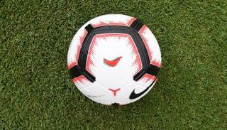 كرة جديدة للمسابقات الإماراتية