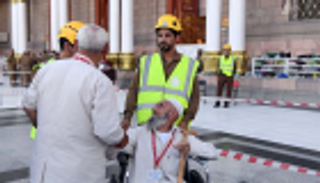 أفراد الدفاع المدني يقدمون خدمات إنسانية للحجاج بالمدينة المنورة