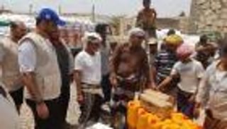 بالصور.. مساعدات إماراتية تصل إلى مدينة قاضب بسقطرى اليمنية