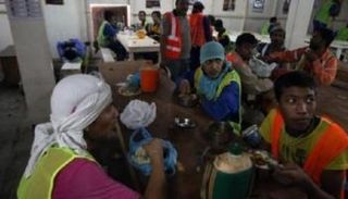 العمال الأجانب في قطر يعانون من انتهاكات ممنهجة - أرشيفية