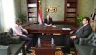 اليمن.. هادي يستقبل وزيرا أفلت من قبضة الحوثيين بصنعاء
