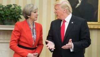 دونالد ترامب وتيريزا ماي خلال لقاء سابق - أرشيفية