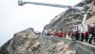 مقتل 24 وإصابة 65 شخصا في بيرو بحادثي سقوط حافلتين