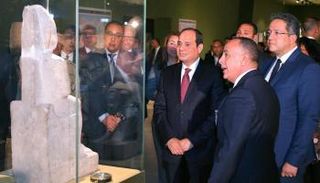 الرئيس المصري عبدالفتاح السيسي أثناء افتتاح متحف سوهاج
