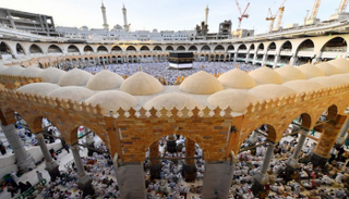 ضيوف الرحمن من أجواء روحانية بالمسجد الحرام