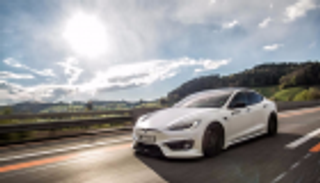 سيارة تسلا الكهربائية تنافس "ماكلارين" ذات الـ720 حصان.. من يفوز؟