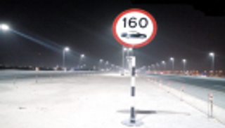 بالصور.. بلدية أبوظبي تستبدل 4096 لوحة تحديد السرعات في المدينة